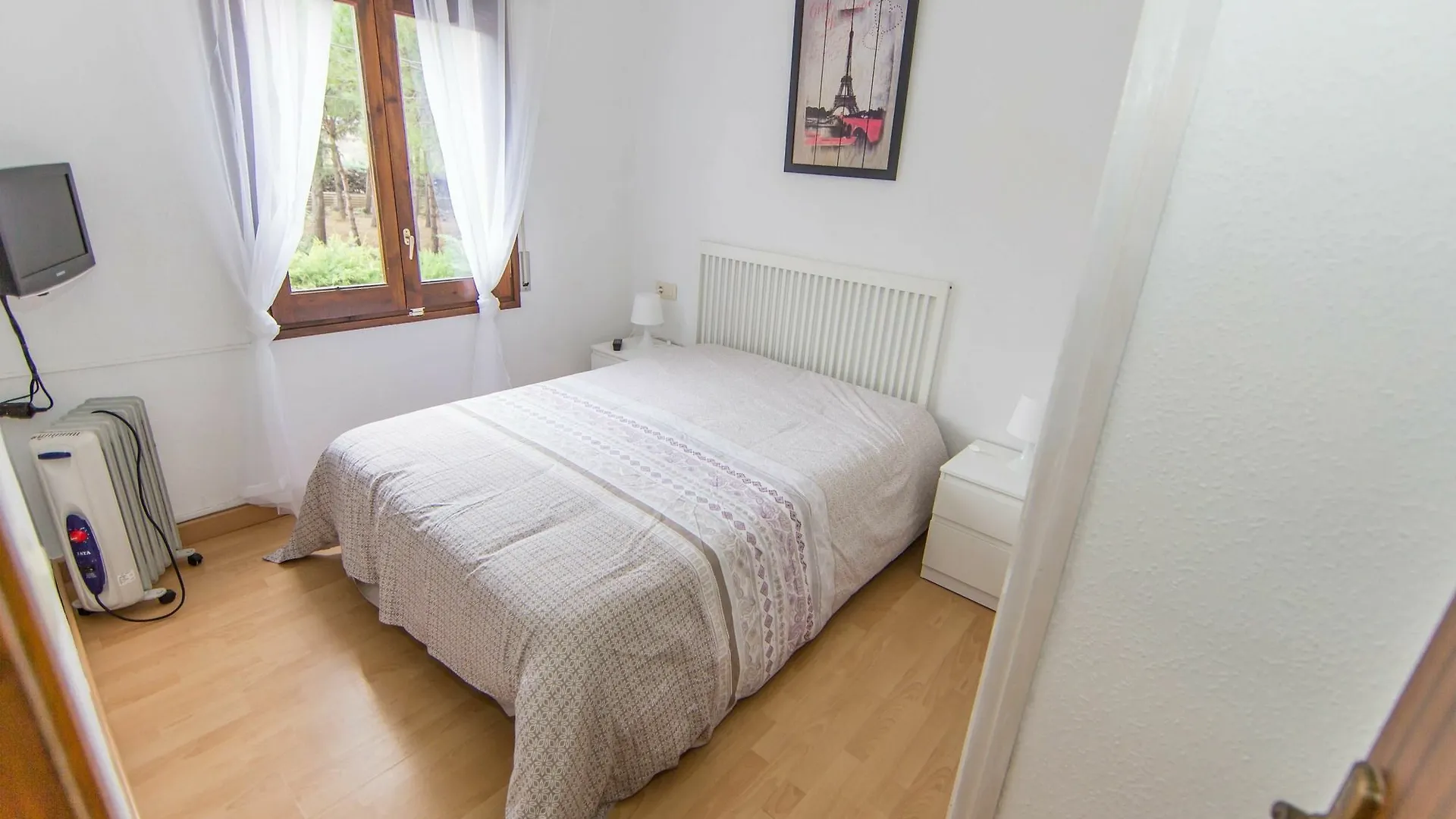 Pere Apartment Roses