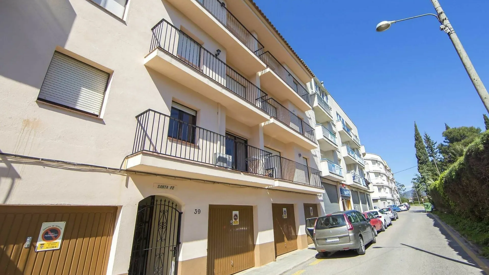 Pere Apartment Roses